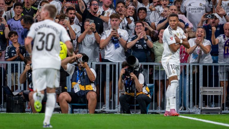 Kylian Mbappé celebra su gol junto a Franco Mastantuono. | Alberto Gardin (Zuma Press)