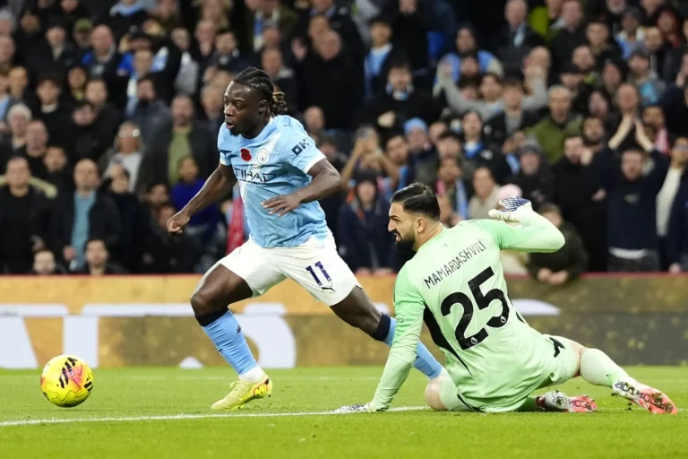 Manchester City aplasta 3-0 a Liverpool con un Jeremy Doku brillante en el partido 1000 de Guardiola