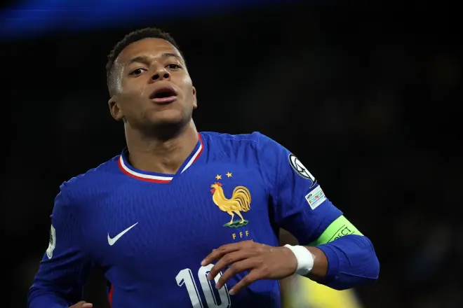 Mbappé deja la concentración de Francia y enciende la polémica