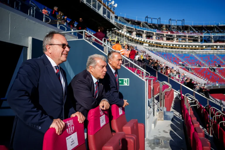 Laporta no puede parar de sonreír antes del parón