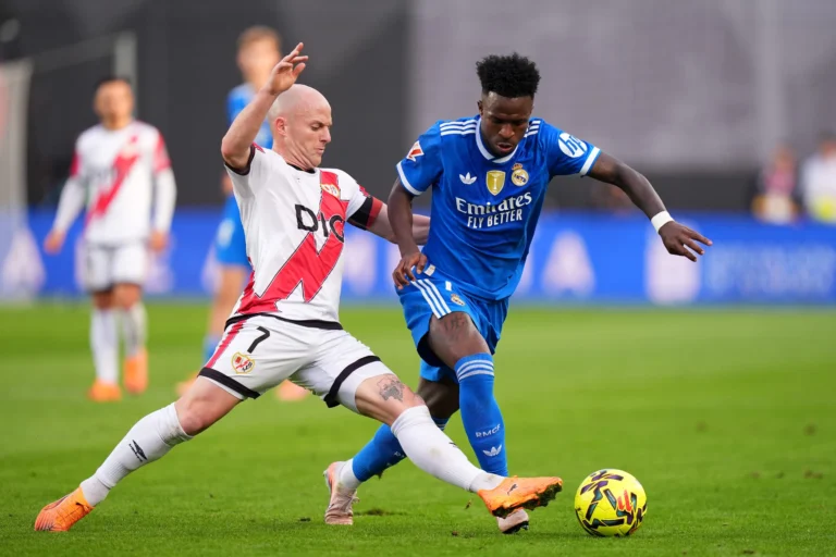 El Real Madrid se atasca en Vallecas con un frustrante empate 0-0 y el Barcelona aprovecha para acercarse