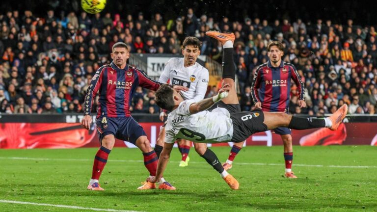 Valencia vence al Levante en el derbi con golazo de chilena de Hugo Duro