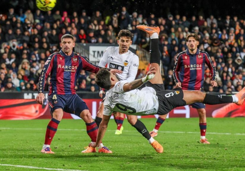 Valencia vence al Levante en el derbi con golazo de chilena de Hugo Duro