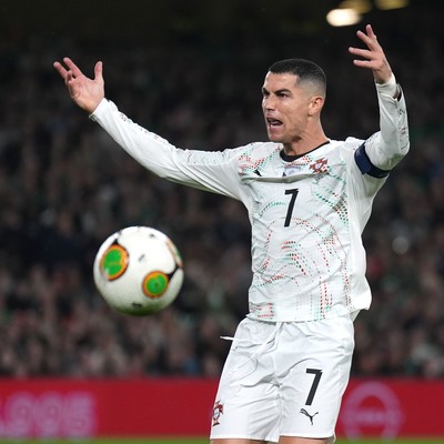 Cristiano Ronaldo ve la primera roja de su carrera con Portugal Cristiano Ronaldo expulsado contra Irlanda